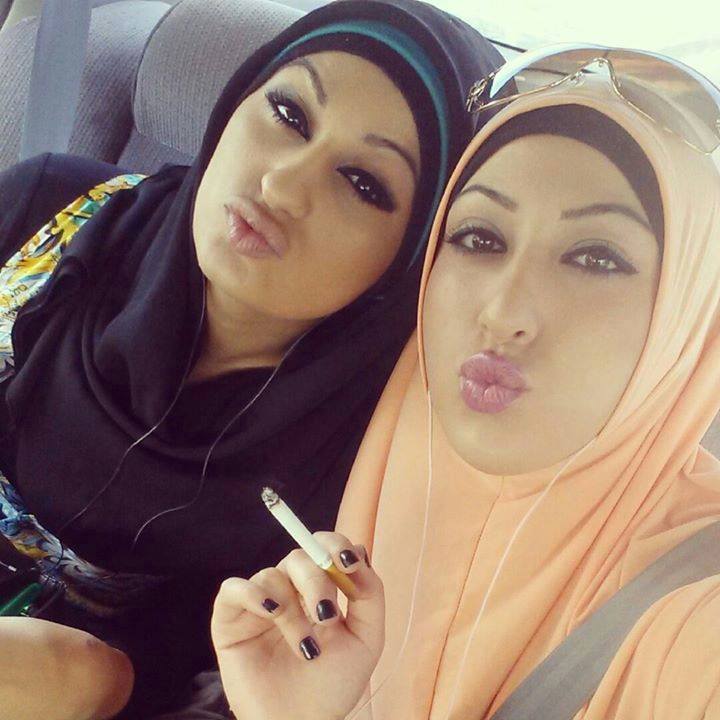Arab teen wearing hijab masturbates her pussy. Teens porno