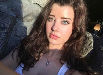 صور فتاة حسناء ذات لون لكل عين