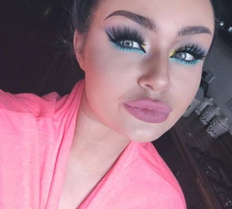 صور إمرأة مهووسة بألشراء