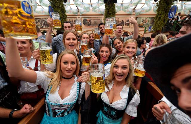 صور بنات المانيات جميلات في مهرجان الشرب 