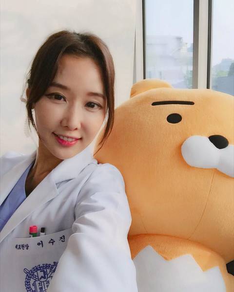طبيبة أسنان كورية عمرها 48 سنة