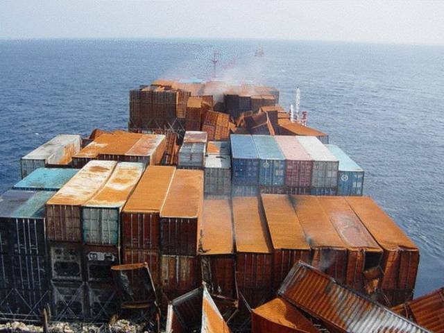 صور حوادث سفن وشاحنات النقل البحري