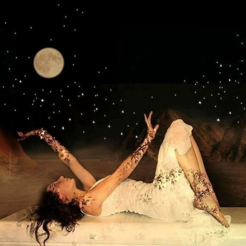 Песни подруга луна. Луна танцует. Танцы на Луне. Волшебных снов. Девушка танцует ночью.