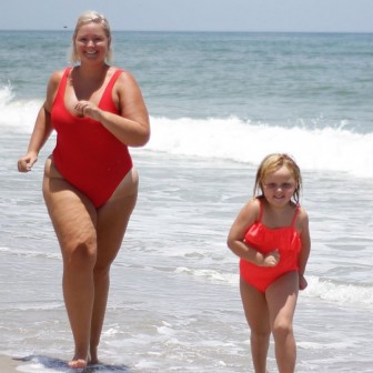 Pictures of a beautiful, fat woman with her daughter
