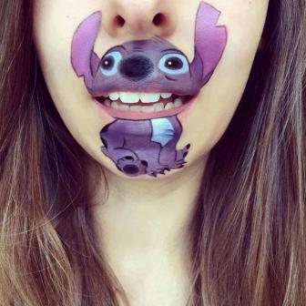 El arte de pintar en los labios con maquillaje.