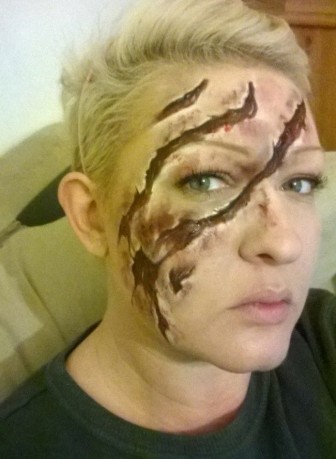 Fotos aterradoras de dibujos de una mujer en su rostro.
